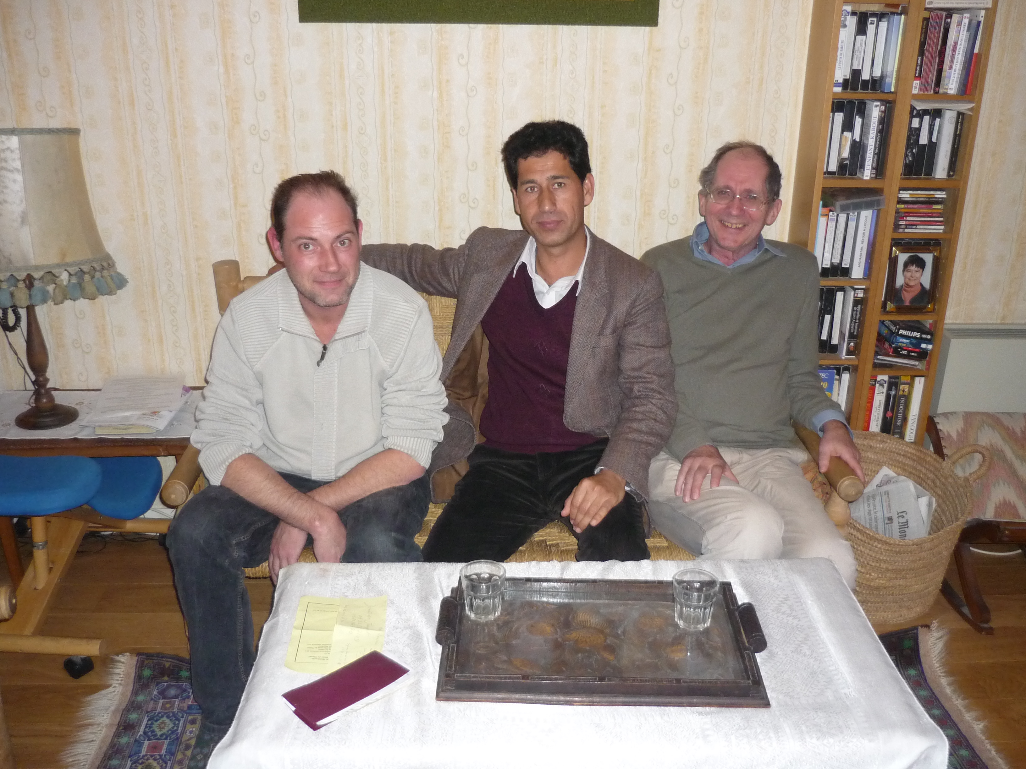 Les Fontainois Laurent Vignard et Étienne Gille entourent Hasmat Sadate. Photo Gilles Taillandier