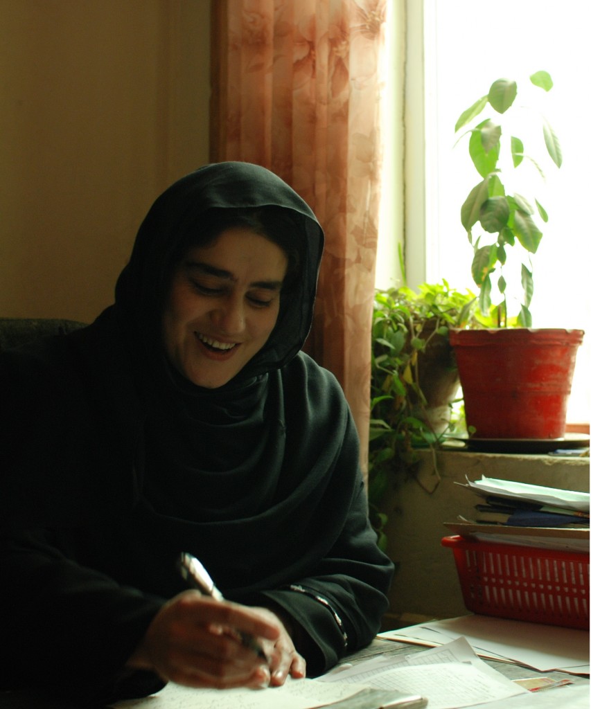 Zarlasht Mirzoda à son bureau