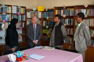 Mr l'Ambassadeur visite une bibliothèque dans une école à Tcharikar